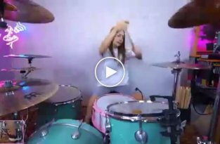Заводная девушка с чувством ритма играет на барабанах