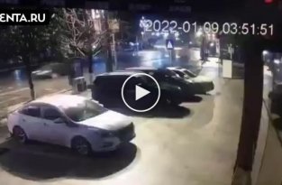 Удачно припарковался китаец потерял управление и перелетел через машины