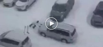 Есть женщины в русских селениях. На Сахалине дама успешно вытолкнула застрявший автомобиль