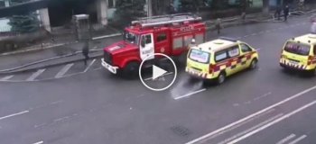 Кадры нападения мародеров на пожарную машину в Казахстане