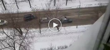 В Москве водители устроили дуэль на щетках прямо на дороге