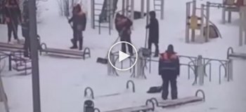 Коммунальщики усердно очищают детскую площадку от снега