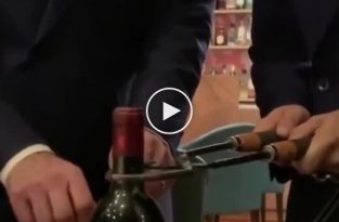 Необычный метод открывания вина раскаленными щипцами