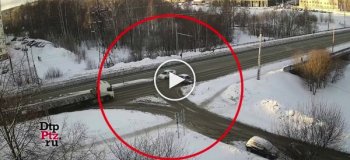 Водитель легковушки подставился под грузовик в Петрозаводске