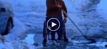 В Краснодаре парень в инвалидной коляске сам убрал снег, чтобы проехать по тротуару