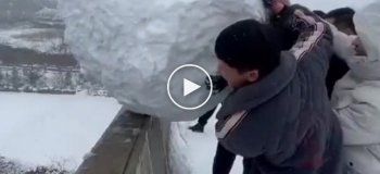 Гигантский снежок и тонкий лед