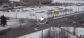 В Петербурге в результате ДТП машина вылетела на тротуар и покалечила девочку