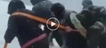 Женщины из Дагестана вытянули застрявший из-за снегопада автомобиль собственными руками