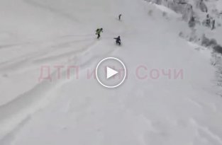 На горном курорте в Сочи сноубордиста накрыла лавина (мат)