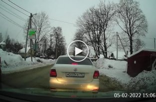 Водитель объезжал припаркованную «ГАЗель» и устроил ДТП (мат)