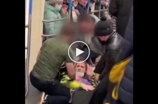 В Москве арестовали придуривавшихся в метро тиктокеров