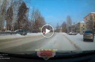 Водитель сбил 17-летнюю девушку на переходе в Свердловской области