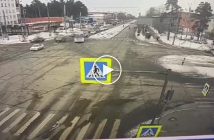 Водитель автобуса сбил школьницу на пешеходном переходе в Ангарске