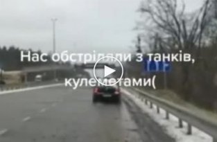 На трассе в Киевской области, российские танки из пулеметов открыли огонь по мирным гражданам