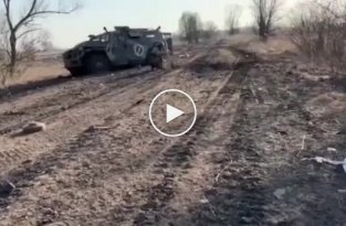 Украинские бойцы уничтожают технику российских оккупантов в киевской области