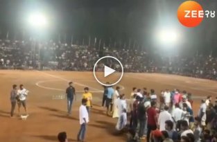 В Индии обрушилась футбольная трибуна с 2 тысячами зрителей