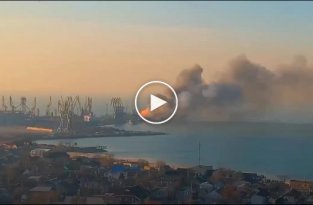 Видео как российские корабли после удара ВСУ по порту Бердянска уходят в море