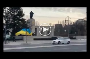 В Берлине флагом Украины покрыли монумент с танками Т-34, расположенный у мемориала советским войскам
