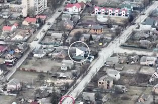 На відео, знятому з дрона 3 березня у Бучі, російська БМД кілька разів стріляє в бік мирної людини