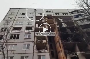 В Харькове житель разрушенного дома решил спуститься с крыши в свою квартиру, чтобы забрать вещи