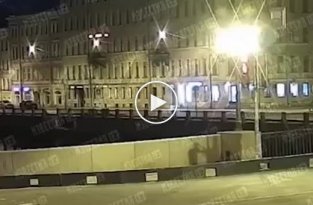 В Санкт-Петербурге автомобиль снес ограждение и вылетел в Фонтанку