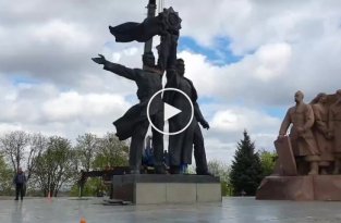 В Киеве при демонтаже монумента трудящихся под Аркой Дружбы народов у российского рабочего отвалилась голова