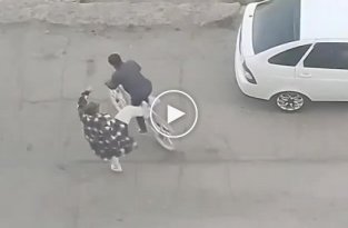 Женщина не стерпела того, что велосипедист ее отверг