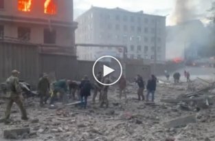Место прилета ракеты в Киев сразу после взрыва