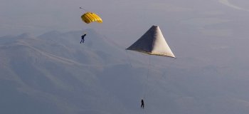 Парашютист доказал, что парашют Леонардо да Винчи работает (6 фото + 1 видео)