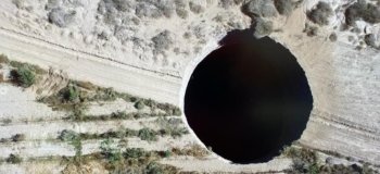 В Чили открылась гигантская воронка диаметром 30 метров (2 фото)