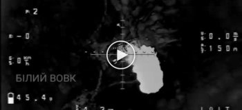 Защитники профессионально скидывают бомбы из дрона на танк орков