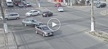 В Волгограде водитель кроссовера устроил ДТП. Пострадала пассажирка мотоцикла