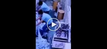 В Китае работник завода чуть не погиб из-за собственной неосторожности