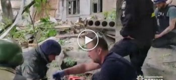 Нацполиция показала видео с ребенком, которого достали из-под завалом многоэтажки в Бахмуте