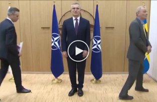 Генсек НАТО Йенс Столтнберг получает от послов Финляндии и Швеции заявки на вступление в альянс