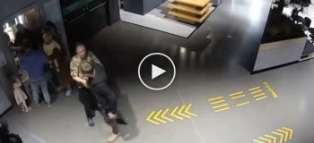 Двое мужчин не поделили лифт в торговом центре и устроили драку