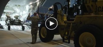 Минобороны публикует видео погрузки гаубиц M777 в самолет для отправки в Украину