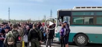 Советник мэра Мариуполя Петр Андрющенко показал, как проходит депортация из города