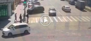 Неуправляемое авто во Владивостоке сбило двух пешеходов