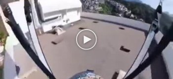 Парашютист приземлился на крышу отеля, а затем убегая от охраны, прыгнул еще раз