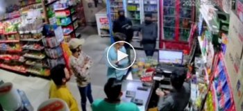 В Индии сотрудник магазина и его приятели наказали вооруженных грабителей