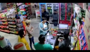 В Индии сотрудник магазина и его приятели наказали вооруженных грабителей