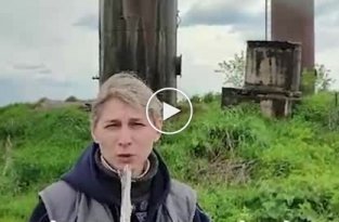 В российской деревне местная жительница с палкой вместо микрофона разыграла репортаж