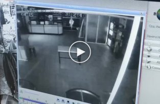 Момент прилета ракеты в супермаркет в Харьков