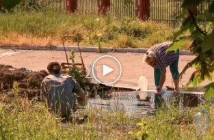 В оккупированном Мариуполе люди вынуждены набирать воду из луж