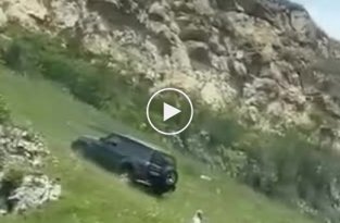 В Кабардино-Балкарии внедорожник с туристами скатился кубарем с горы