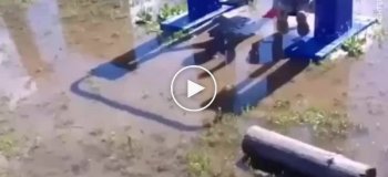 В Томской области местные власти обустроили детям детскую площадку в луже и грязи