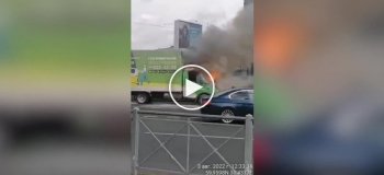 В Санкт-Петербурге водитель поливальной машины потушил загоревшуюся Газель на дороге