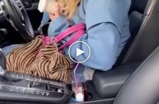 Как девушки садятся в машину