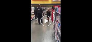 Чернокожие девушки забили стрелку в супермаркете
